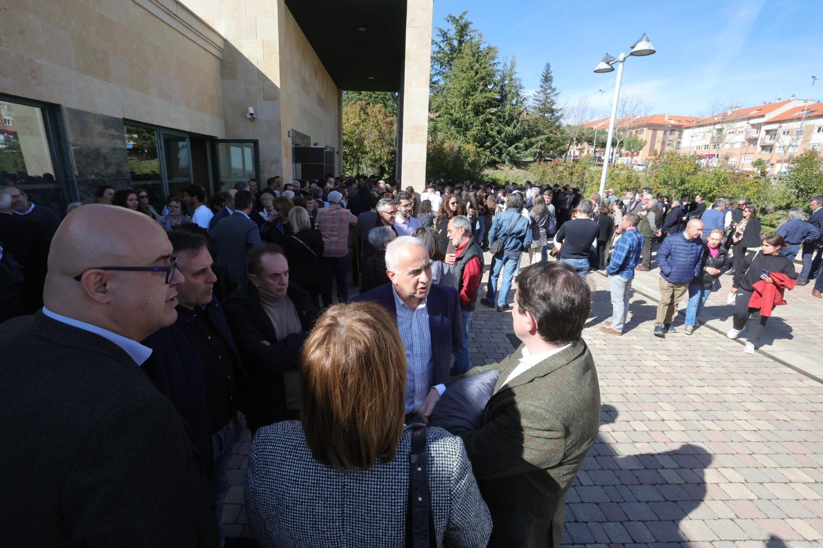 Multitudinario adiós a Ángel Basas y su hijo Carlos en Salamanca