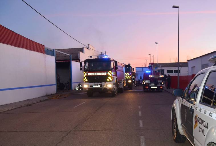 Un incendio en una fábrica de Peñaranda hace saltar todas las alarmas
