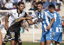 Carlos de la Nava, capitán de Unionistas, en un duelo ante el Deportivo en el Reina Sofía.