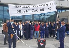 El personal de mantenimiento se manifiesta frente al hospital.