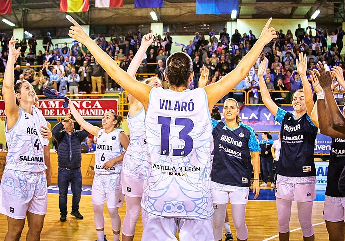 Andrea Vilaró y sus compañeras celebran la victoria ante Praga en el segundo partido.