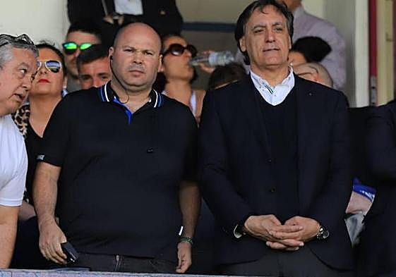 El alcalde Salamanca, junto al presidente del Salamanca UDS Manuel Lovato, en el palco del estadio Helmántico.
