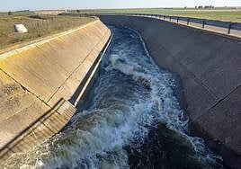 Traspaso de agua del azu de Riolobos al regadío de La Armuña.
