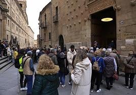 Turistas, delanta de la Casa de las Conchas