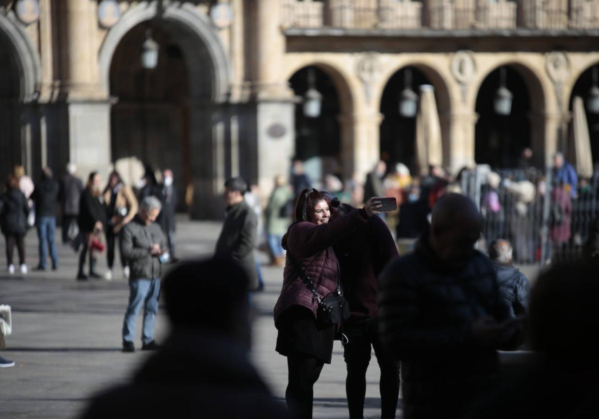 Turistas en la Plaza Mayor de Salamanca.