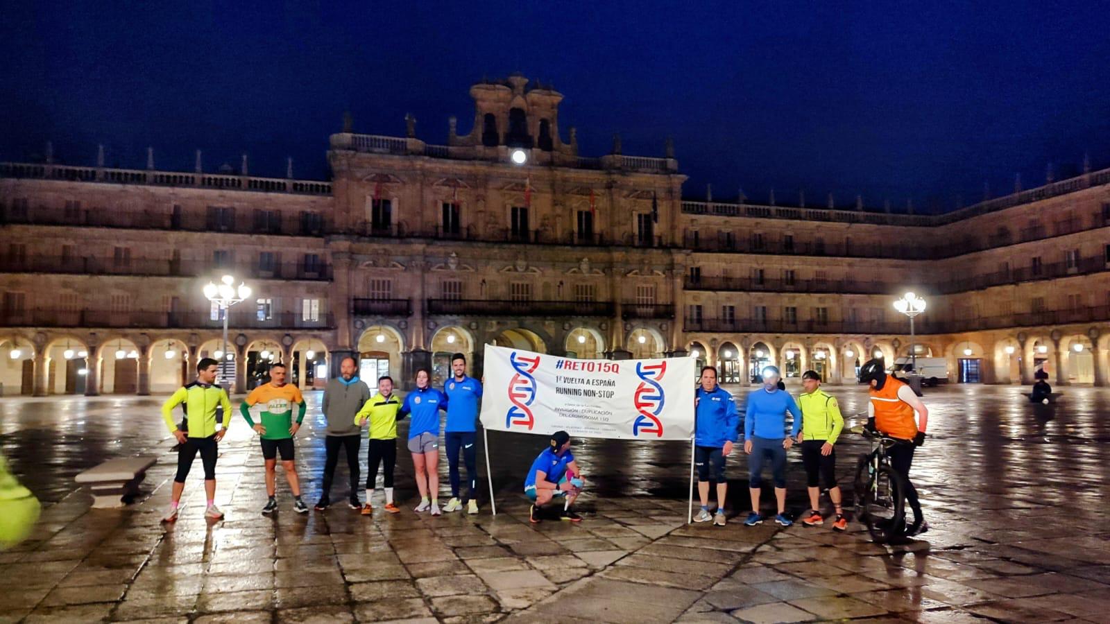 Los corredores en la Plaza Mayor de Salamanca.