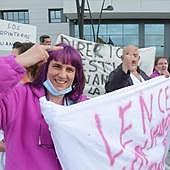 Los trabajadores de mantenimiento del Hospital se acuerdan de la 'peineta' de Mañueco en su protesta