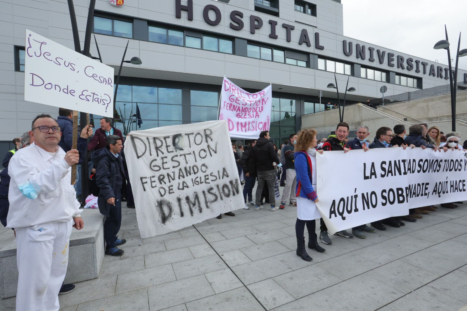 De la Prensa... Los trabajadores de mantenimiento del Hospital se acuerdan de la 'peineta' de Mañueco en su protesta Hospital12