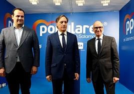 El presidente del PP de Salamanca, Carlos García Carbayo, y el expresidente de la formación, Javier Iglesias, ofrece una rueda de prensa tras conocerse el archivo de sobreseimiento de la causa abierta por presunta financiación ilegal contra el partido
