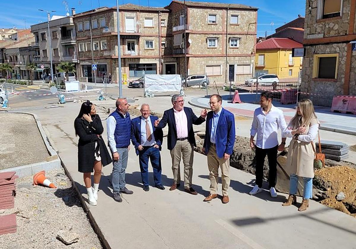 Un momento de la visita del director general de Administración Local, Emilio Arroita.