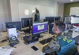 Agentes de la Guardia Civil trabajando