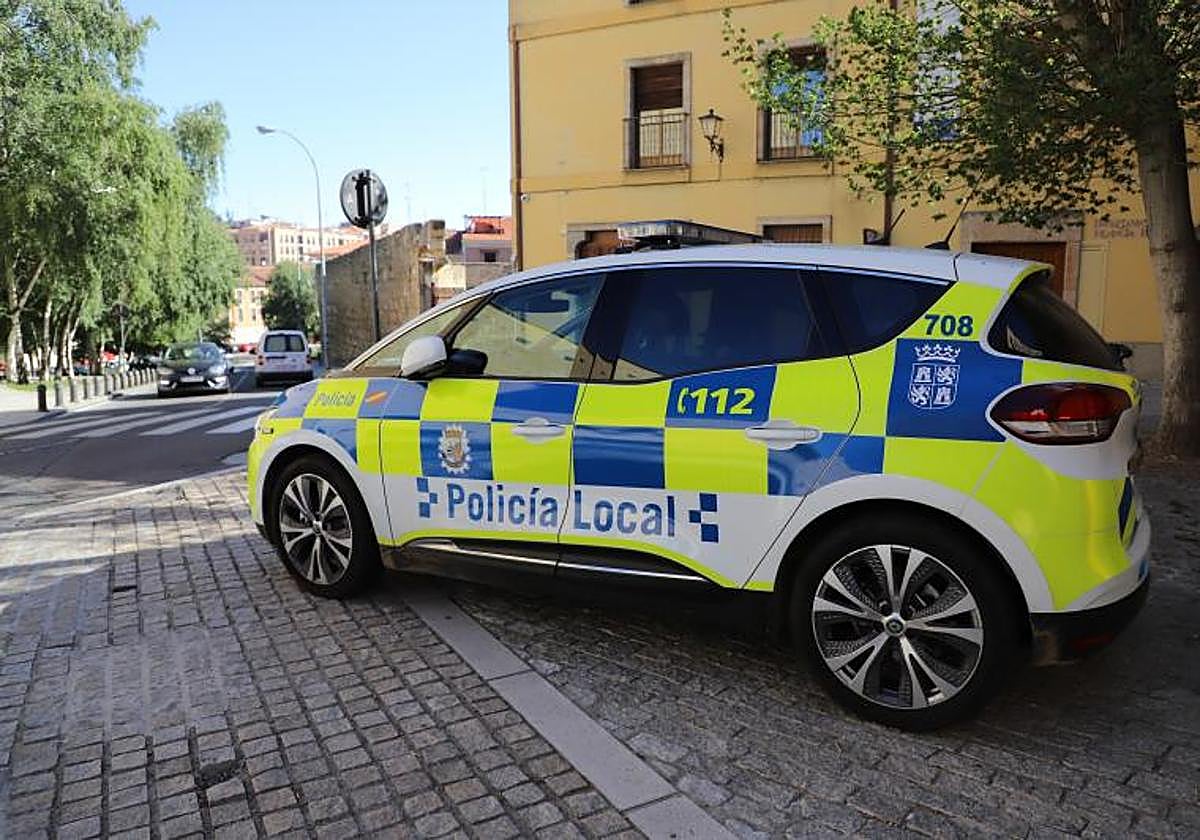Un vehículo de la Policía Local en Salamanca.