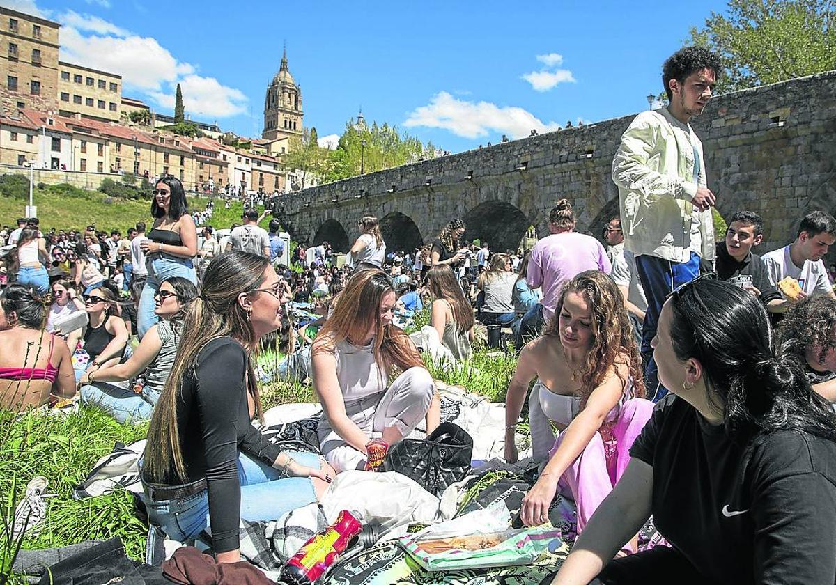 Jóvenes en el último Lunes de Aguas en el Puente Romano.