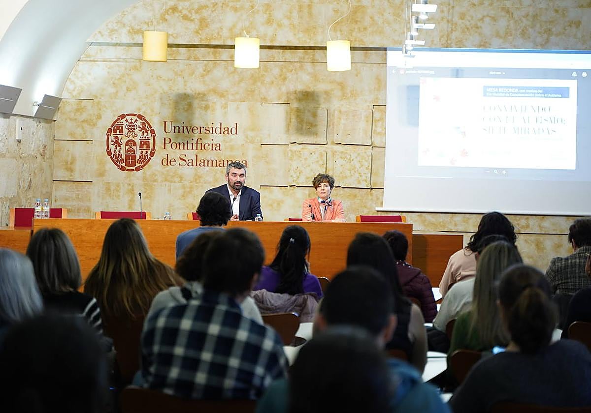 El vicerrector de Internacionalización y Estudiantes, Juan Manuel Castro Carracedo, junto a María Eugenia Polo González.