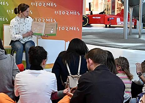 Imagen secundaria 1 - Cientos de salmantinos se conciencian de la realidad de las personas con autismo