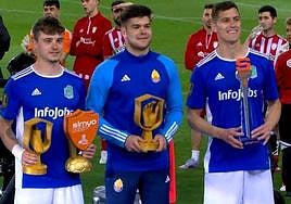 Los trofeos de máximo goleador y mejor portero del torneo de la Kings League.