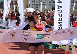 Verónica Sánchez entra en la meta en León.