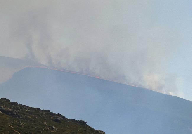 Visión del incendio activo en Candelario.