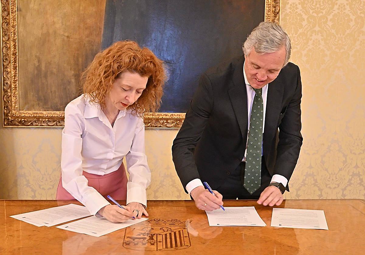 Firma del convenio con la concejala de Turismo, Ana Suárez, y el presidente de la Confederación Española de Agencias de Viaje (CEAV), Carlos Garrido.