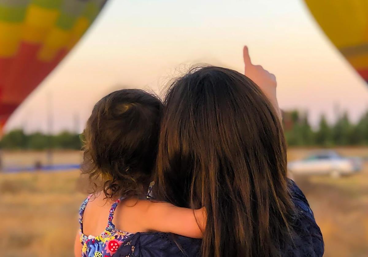 Imagen de archivo de una madre con su hija.