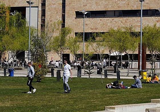 Jóvenes en el Campus Miguel de Uanmuno de Salamanca.