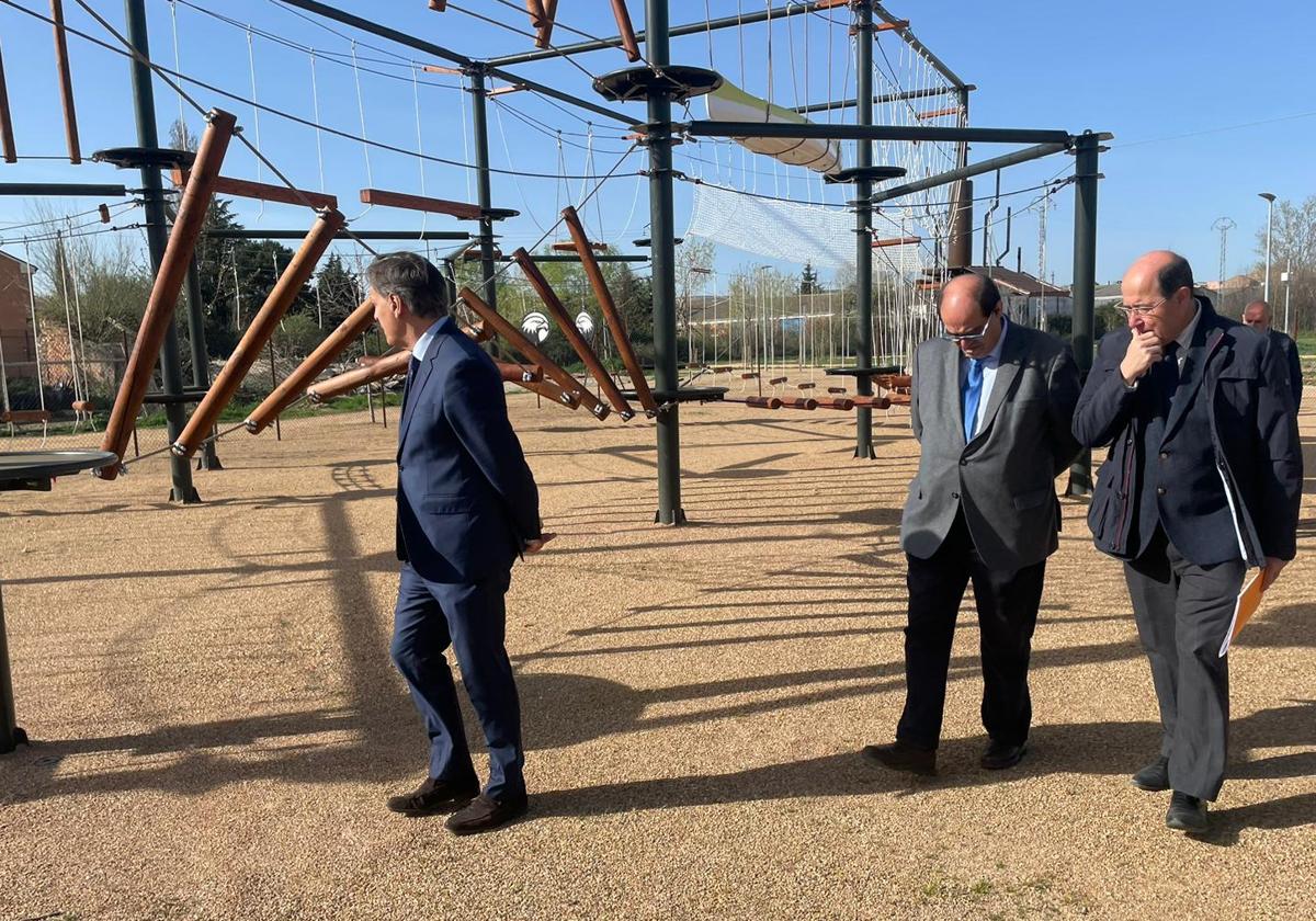 Carlos García Carbayo en su visita a los trabajos en los corredores en la ribera del río Tormes.