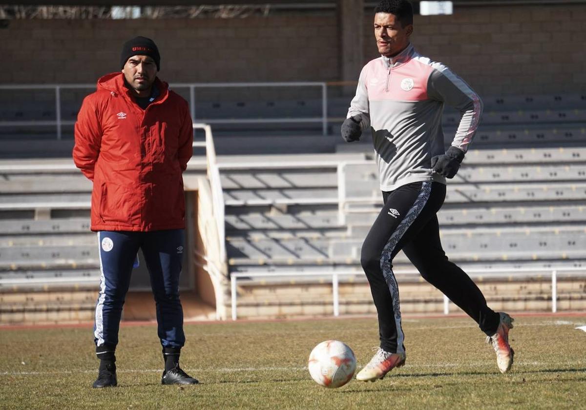 Chiapas, a la izquierda, observa un entrenamiento.