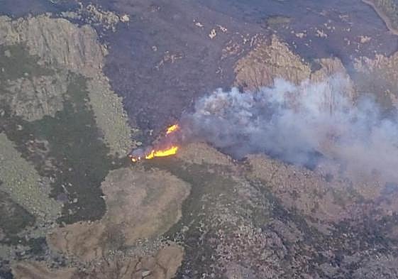 Imagen de hoy de la zona en el fuego de Candelario.