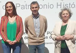 Virginia Barcones, delegada del Gobierno en Castilla y León, Miguel Ángel Luengo, alcalde de La Alberca y Encarnación Pérez, subdelegada del Gobierno en Salamanca.