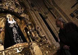 Miguel Hernández Rubio, Hermano Mayor, mira a la Soledad en su capilla.