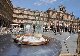 Una mesa de terraza sin recoger en la Plaza Mayor de Salamanca.