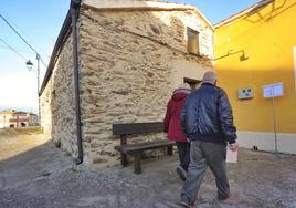 Dos personas van a votar en un pueblo de Salamanca.