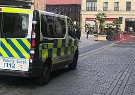 Una furgoneta de la Policía Local junto a la Plaza Mayor de Salamanca.
