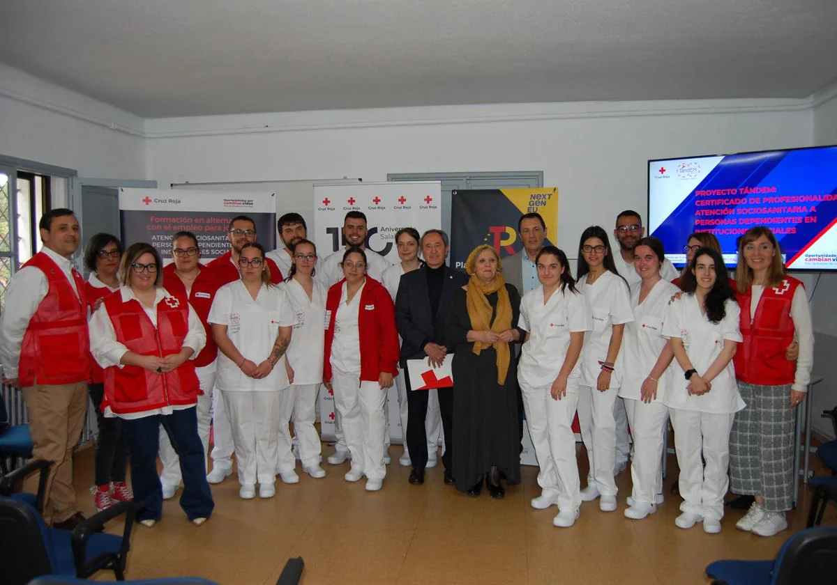 Foto de familia con profesores y alumnos del curso.