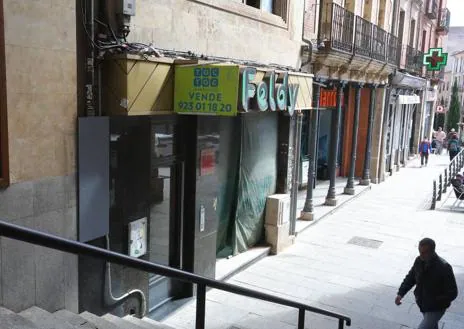 Imagen secundaria 1 - Rótulo en su parte trasera, en la calle Ventura Ruiz Aguilera; acceso por las escaleras del Villarrosa; y la tienda, cuando estaba todavía abierta.