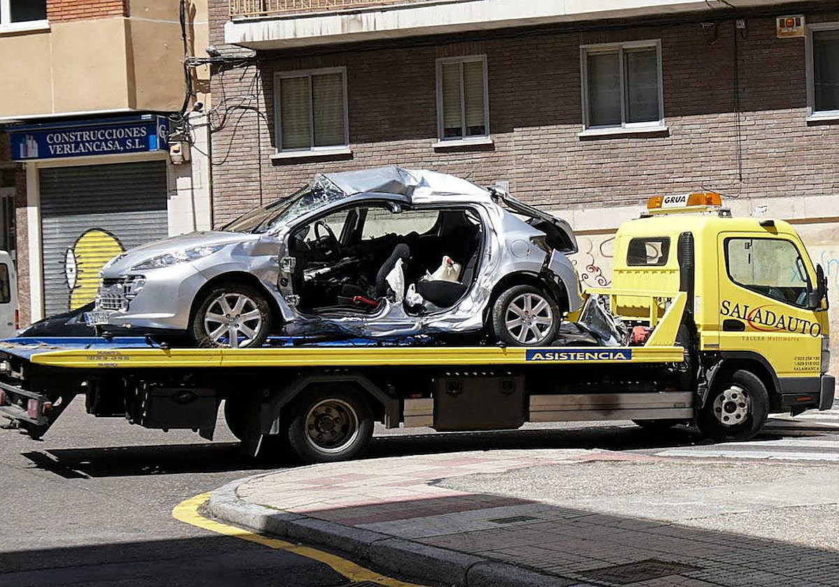 Una grúa retira un coche accidentado en Salamanca.