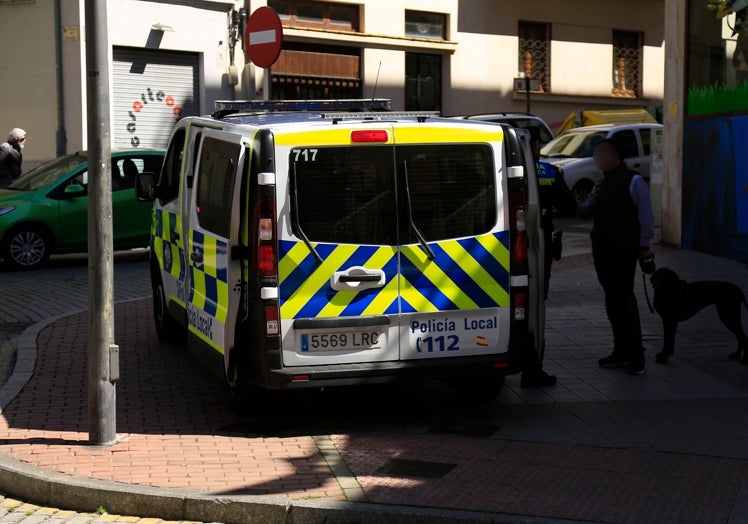 Imagen principal - El furgón de la Policía en el Barrio y una patrulla auxiliar realizan juntos cada uno de los servicios.
