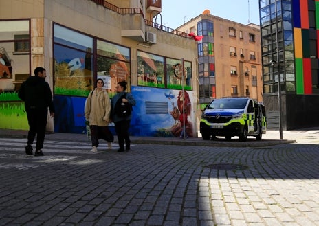Imagen secundaria 1 - El furgón de la Policía en el Barrio y una patrulla auxiliar realizan juntos cada uno de los servicios.