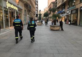 Imagen de archivo de dos policías caminando por la calle Toro de Salamanca.