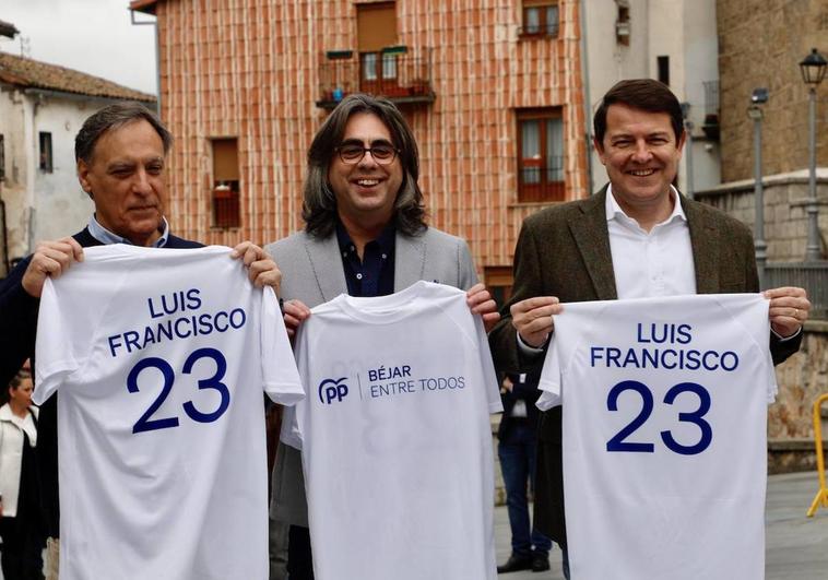 Mañueco considera «deleznable» que el PSOE tinte los incendios «de color político»