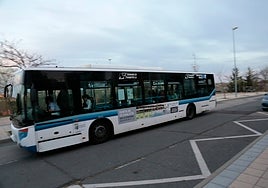 Los retrasos de los autobuses de la línea 10 traen de cabeza a los vecinos de Vistahermosa