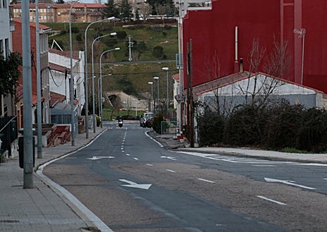 Imagen secundaria 1 - Pocos parques infantiles y antiguos, aceras estrechas y con postes en el medio en la carretera de Vistahermosa y la alta temperatura en el centro municipal integrado porque el Ayuntamiento no ha apagado todavía la calefacción son algunos de los problemas del barrio. 