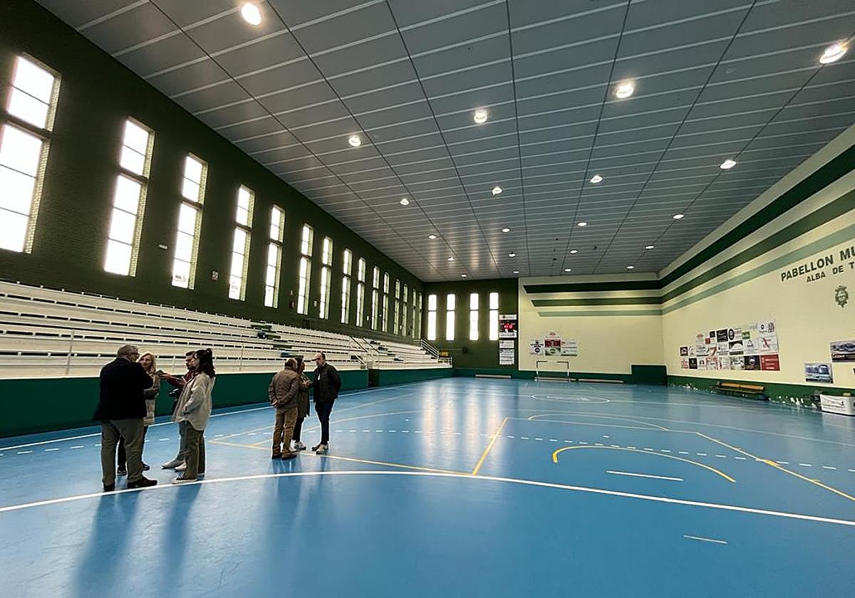 Visita al pabellón de Alba de Tormes donde se han realizado mejoras en su pavimento.
