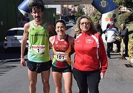 Dani Sanz y Verónica Sánchez posan tras llegar a la meta.