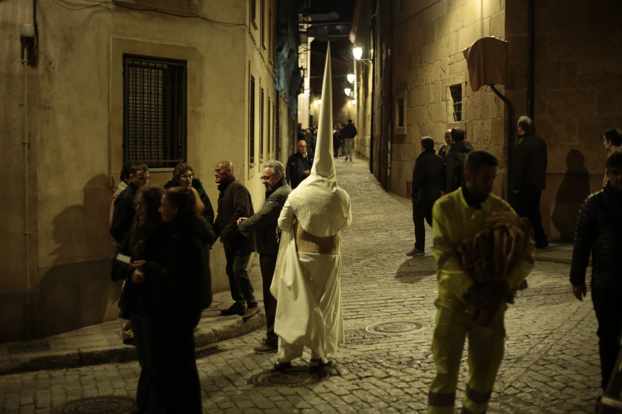 Una silenciosa y concurrida procesión del Cristo de la Humildad marca el Sábado de Pasión