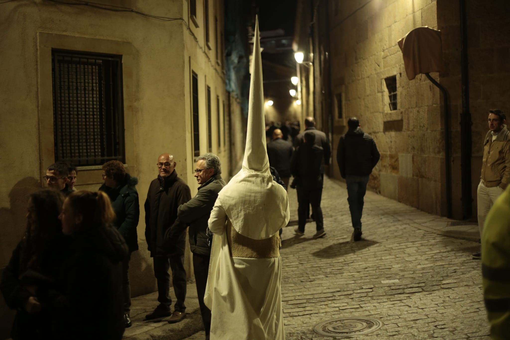 Una silenciosa y concurrida procesión del Cristo de la Humildad marca el Sábado de Pasión