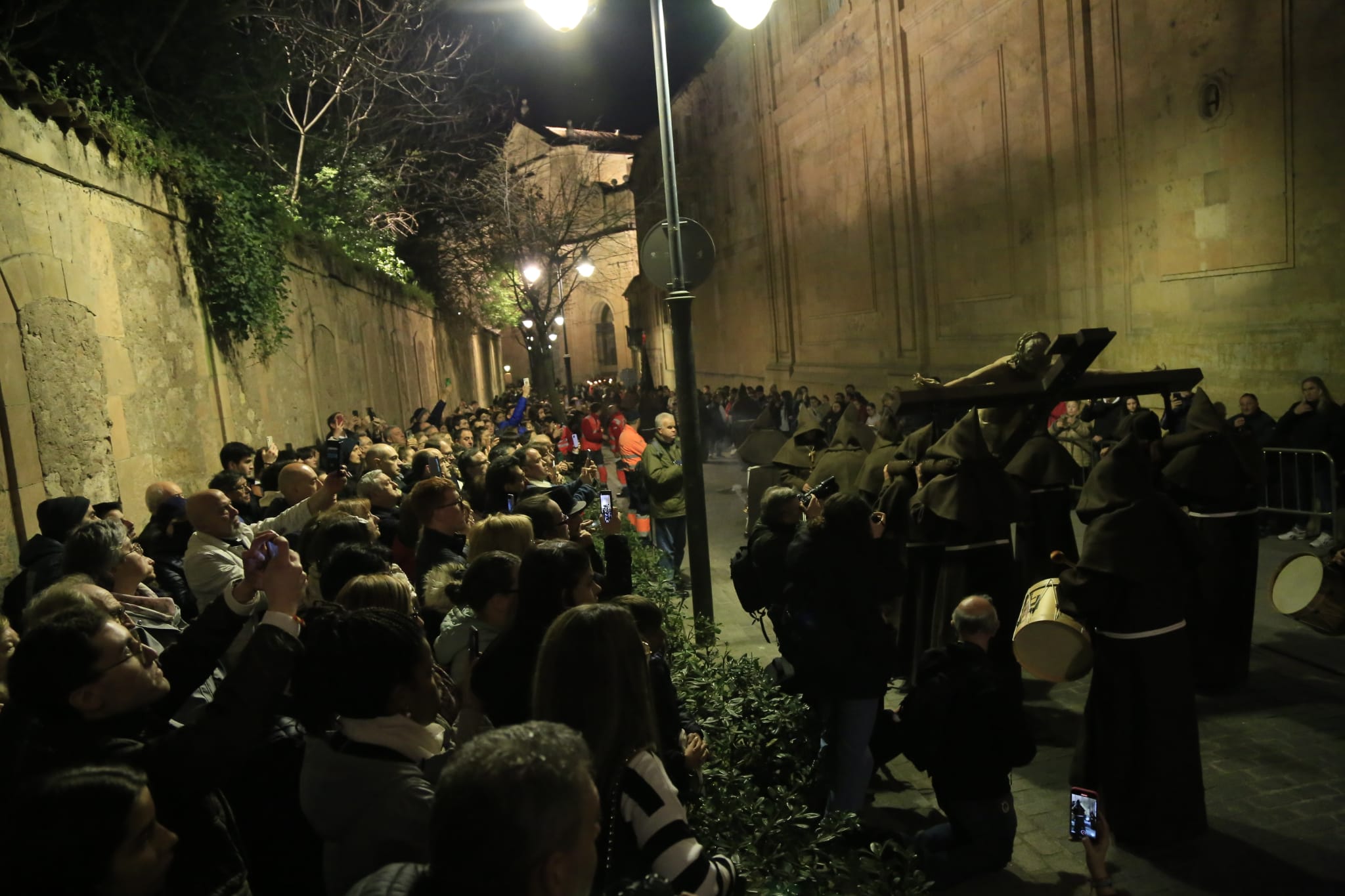 Una silenciosa y concurrida procesión del Cristo de la Humildad marca el Sábado de Pasión