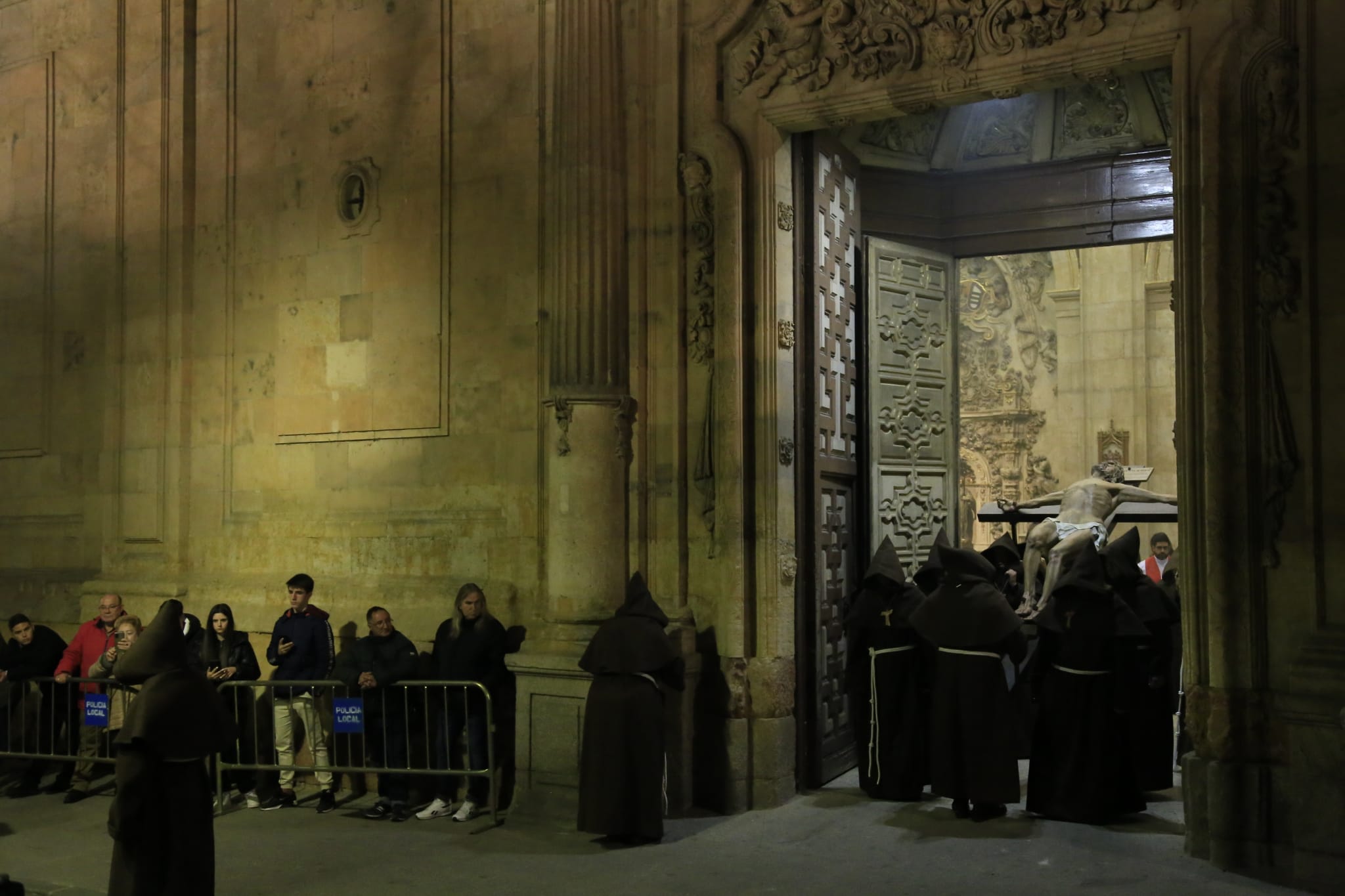 Una silenciosa y concurrida procesión del Cristo de la Humildad marca el Sábado de Pasión