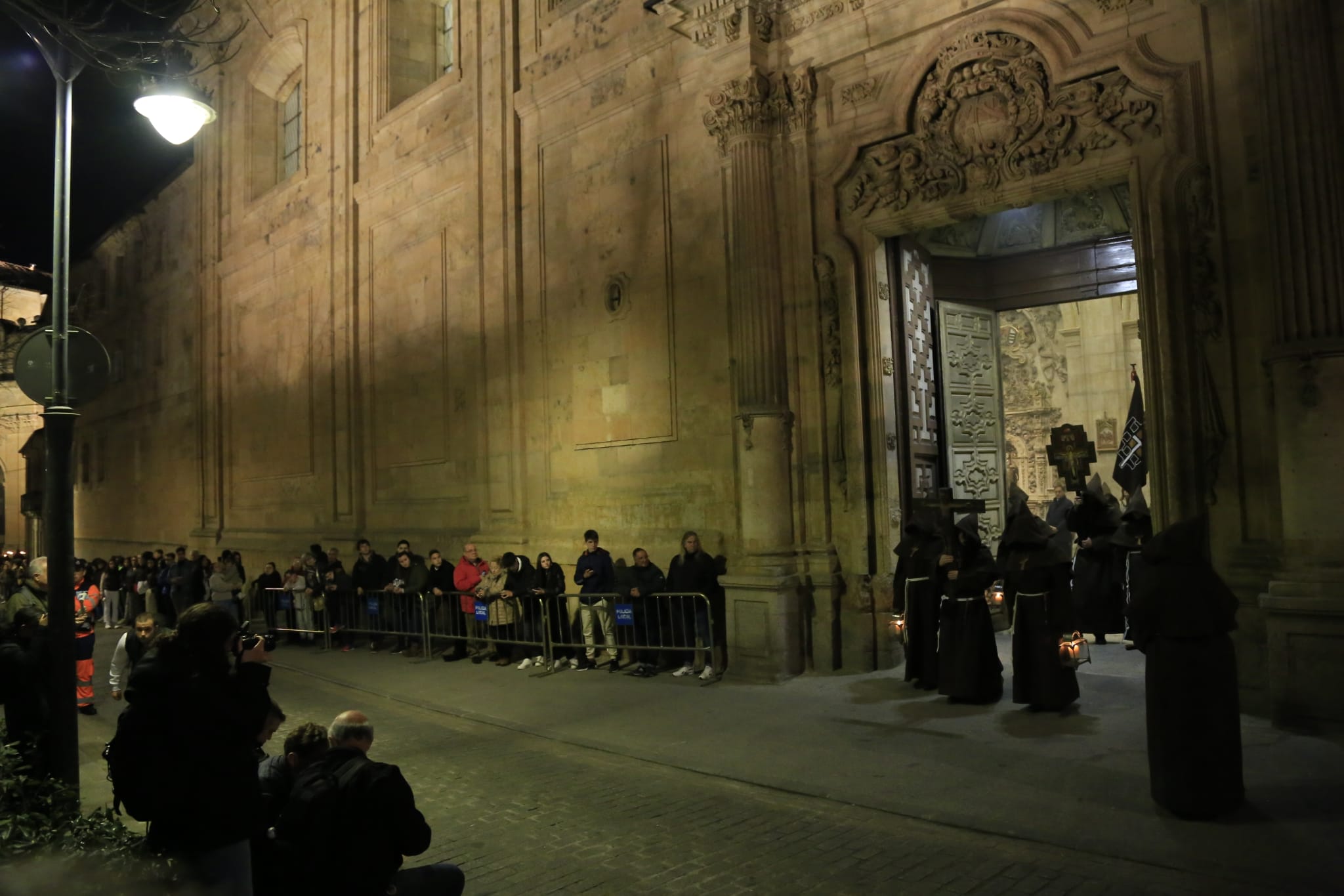 Una silenciosa y concurrida procesión del Cristo de la Humildad marca el Sábado de Pasión