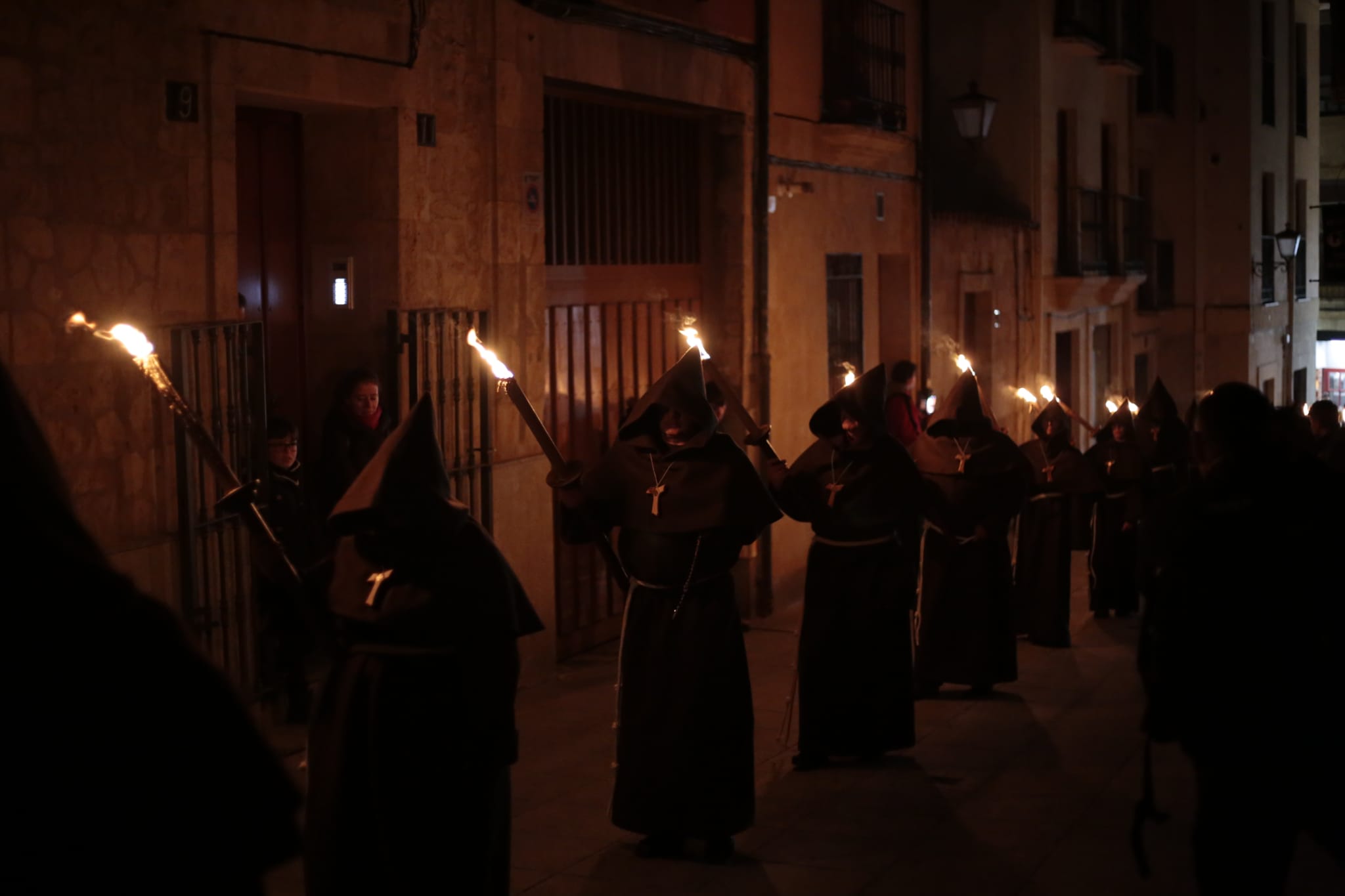 Una silenciosa y concurrida procesión del Cristo de la Humildad marca el Sábado de Pasión